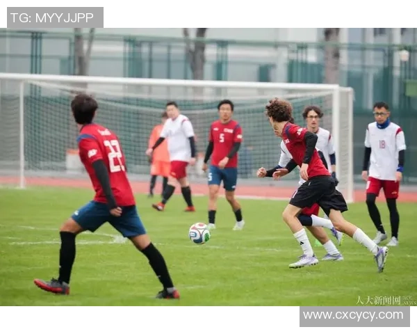 足球明星齐聚一堂合影留念展现荣耀与友谊的精彩瞬间